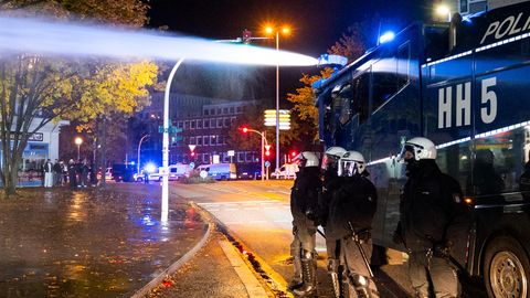 Größere Krawalle wie hier in Hamburg waren an Halloween in diesem Jahr die absolute Ausnahme