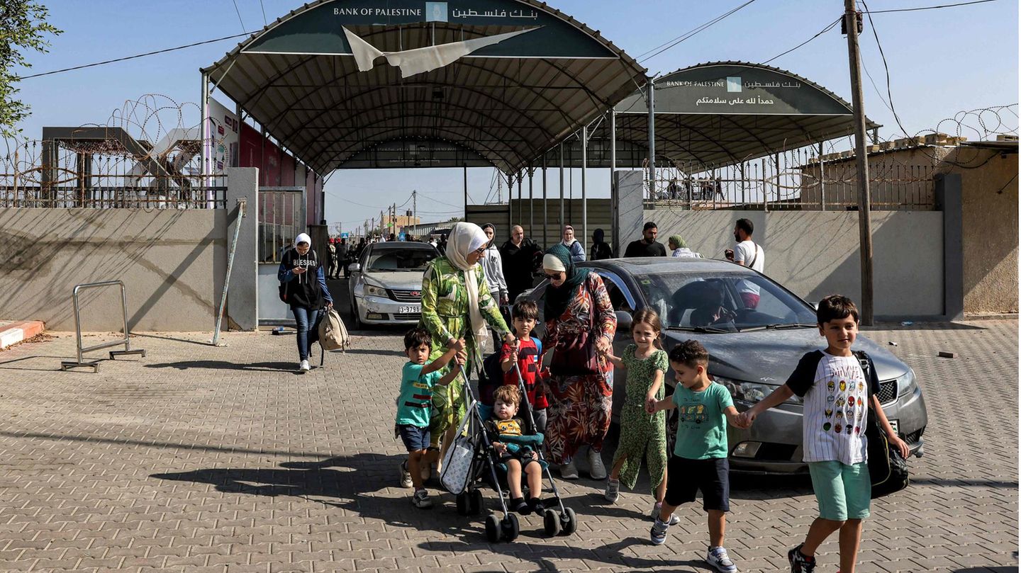 Ausreise nach Ägypten: Menschen betreten den Grenzübergang Rafah im südlichen Gazastreifen