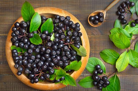 Aroniabeeren in einer Schale