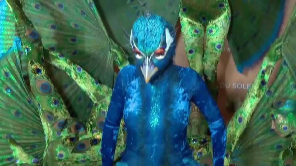 Video: Heidi Klum schillert als Pfau Video: Heidi Klum schillert als Pfau