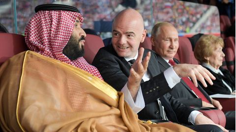 Kronprinz bin Salman und FIFA-Präsident Infantino