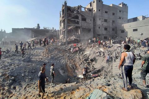Palästinenser inspizieren Schäden an Gebäuden, die durch israelische Luftangriffe auf Dschabalia zerstört wurden
