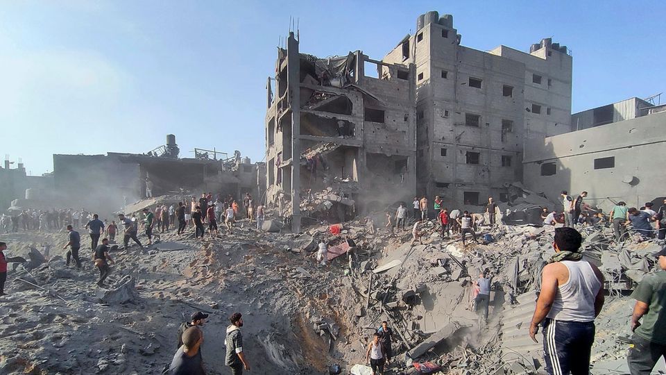 Palästinenser inspizieren Schäden an Gebäuden, die durch israelische Luftangriffe auf Dschabalia zerstört wurden