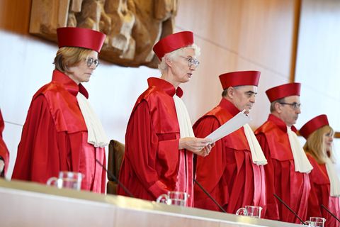 Die Vorsitzende Richterin Doris König verkündet das Urteil des Bundesverfassungsgerichtes in Karlsruhe