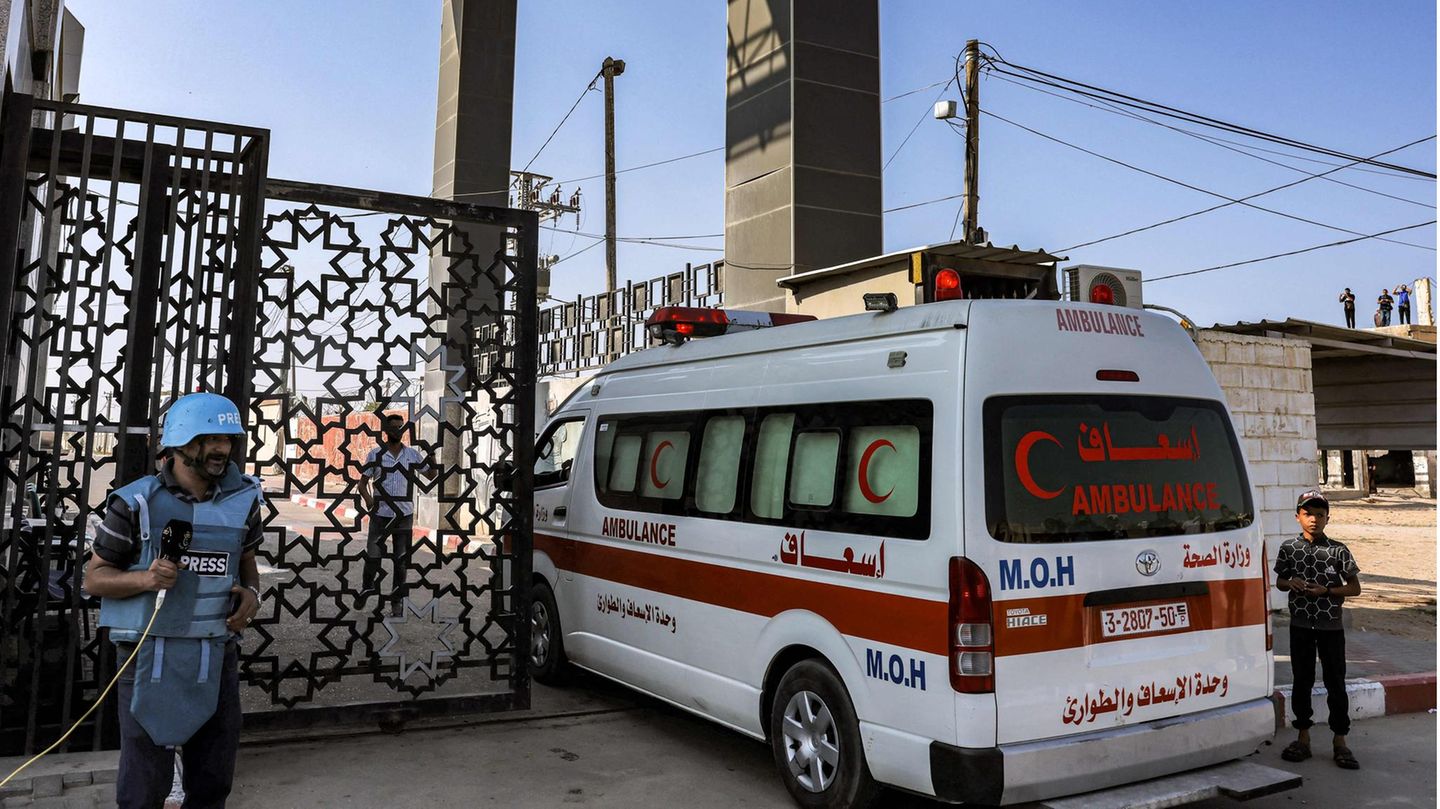 Israel News: First ambulances arrive in Egypt with injured people from the Gaza Strip