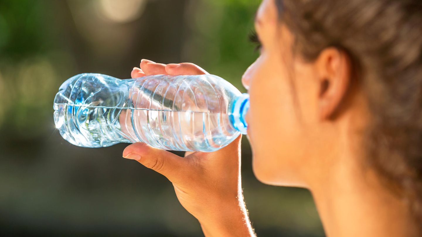 Wasser mit Sperma versetzt: Frau trinkt aus Wasserflasche
