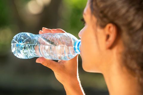 Wasser mit Sperma versetzt: Frau trinkt aus Wasserflasche