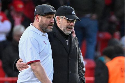 Urs Fischer und Steffen Baumgart gehen Arm in Arm über den Platz