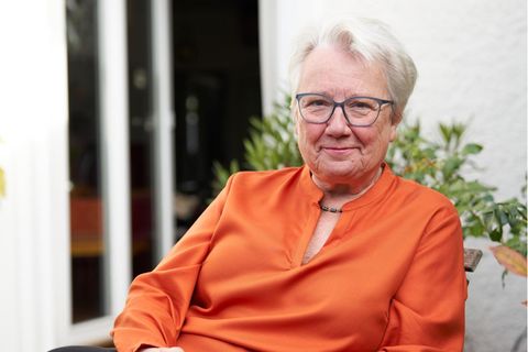 Annette Schavan sitzt mit einer Tasse vor ihrem Haus in Ulm
