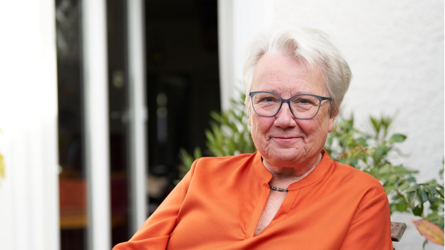 Annette Schavan sitzt mit einer Tasse vor ihrem Haus in Ulm