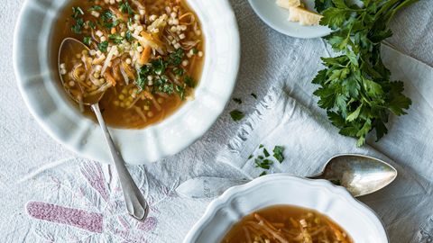 Servierte Pastina-Suppe