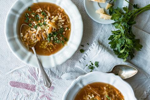 Servierte Pastina-Suppe