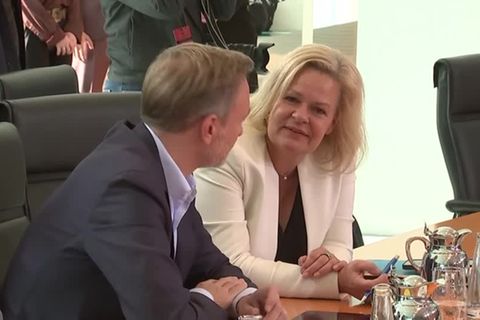 Video: Kabinett lockert Arbeitsverbot für Asylbewerber