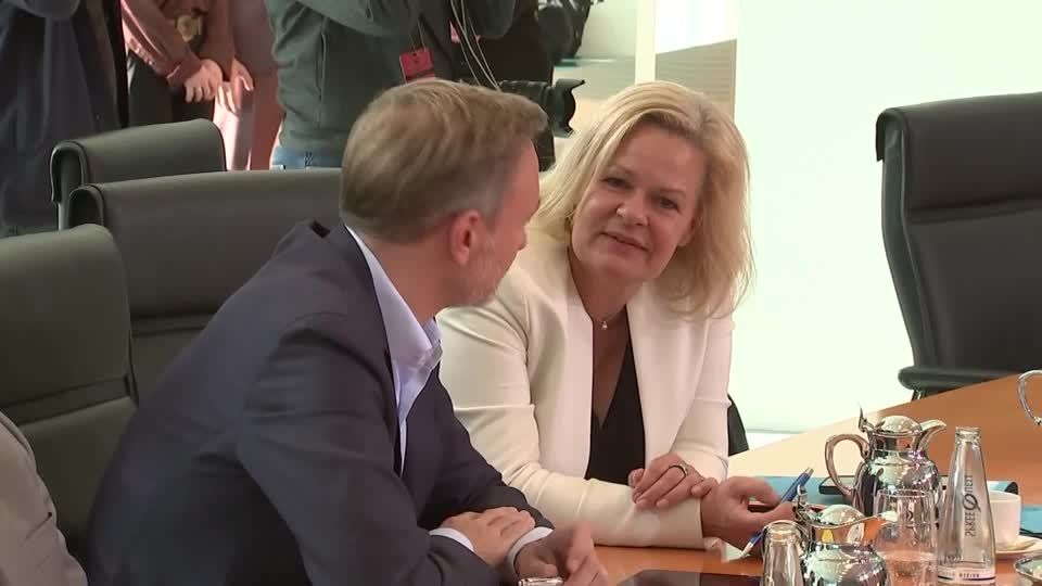Video: Kabinett lockert Arbeitsverbot für Asylbewerber Video: Kabinett lockert Arbeitsverbot für Asylbewerber