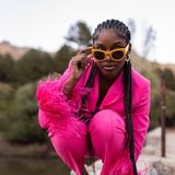 Frau in knallpinkem Anzug