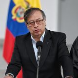 Kolumbiens Präsident Gustavo Petro steht am Rednerpult vor einer kolumbianischen Flagge