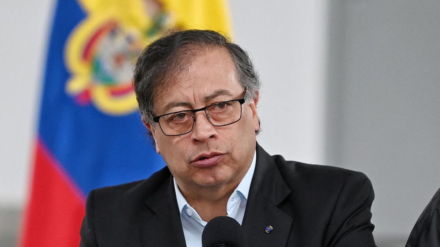 Kolumbiens Präsident Gustavo Petro steht am Rednerpult vor einer kolumbianischen Flagge