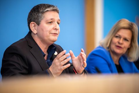BSI-Präsidentin Claudia Plattner (l.) und Bundesinnenministerin Nancy Faeser (SPD)