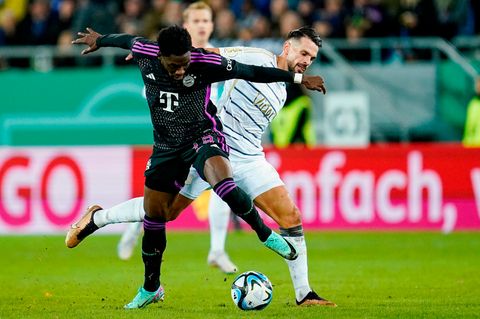 Bayerns Alphonso Davies (l.) und Saarbrückens Calogero Rizzuto kämpfen um den Ball