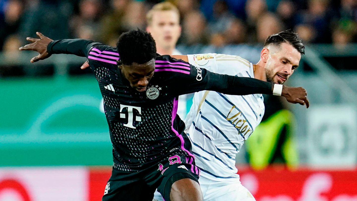 Bayerns Alphonso Davies (l.) und Saarbrückens Calogero Rizzuto kämpfen um den Ball