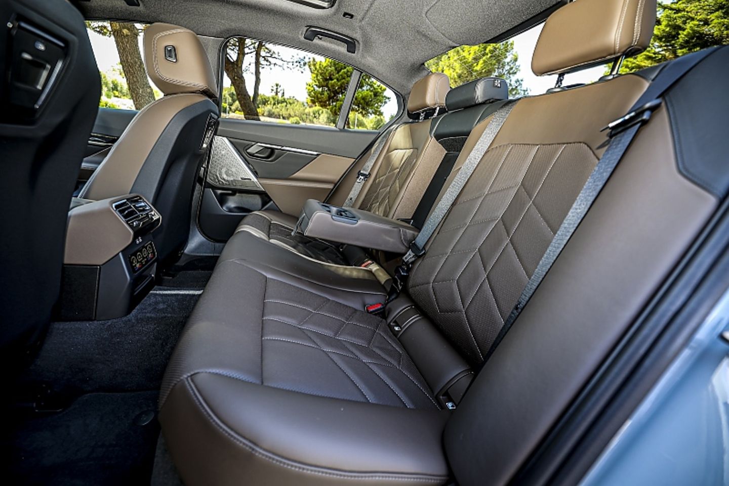 Vergleich BMW i5 eDrive40 - Mercedes EQE 350