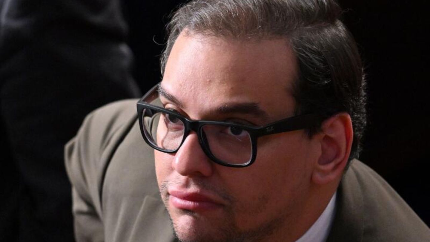 George Santos remains in the US House of Representatives despite fraud allegations