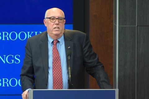Bruce Riedel steht bei einem Vortrag an einem Rednerpult