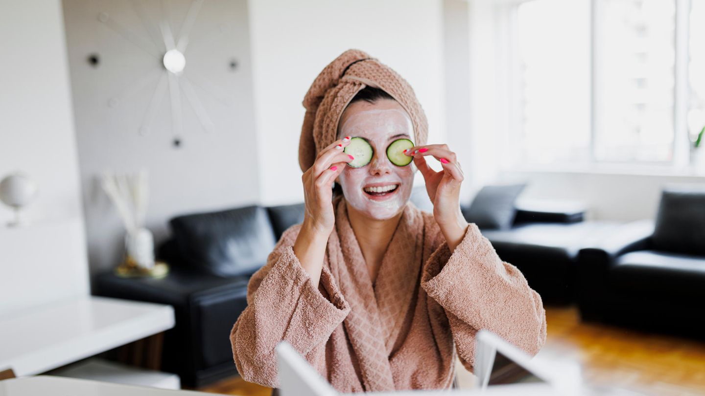 Frau mit Quarkmaske Frau mit Quarkmaske