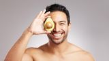 Die Avocado ist wohl das Hype-Superfood schlechthin. Das kommt nicht von Ungefähr, denn in ihr stecken eine Menge Vitamine, Mineralstoffe und ungesättigte Fettsäuren. Gerade die enthaltenen Fette und Öle sind Feuchtigkeitsspender und wirken bei der Wundheilung unterstützend. Avocados beinhalten außerdem Antioxidantien, welche die Haut vor freien Radikalen schützt. Trotz ihrer Vielseitigkeit kann Ökotest die Avocado als Helferlein gegen trockene Haut nur bedingt empfehlen, denn aus ökologischer Sicht sei die weitgereiste Avocado ein "Problemfall".