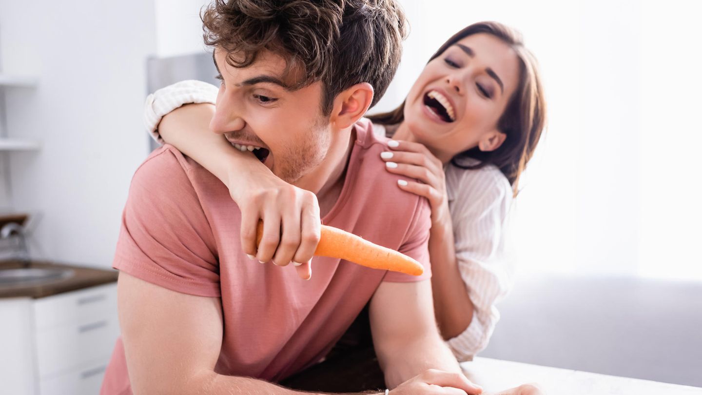 Zum Anknabbern: Karotten sind nicht nur gute Snacks, sie sind wahre Multitalente. Sie sind gut für die Augen, für die Nägel und eben auch für die Haut. Das liegt vor allem am Betacarotin in den Möhren, das eine Vorstufe von Vitamin A ist. Ökotest: "Das stärkt das Immunsystem, reguliert Wachstum sowie Neubildung von Zellen, kurbelt die Kollagenproduktion an und hält Haut und Schleimhäute gesund." 