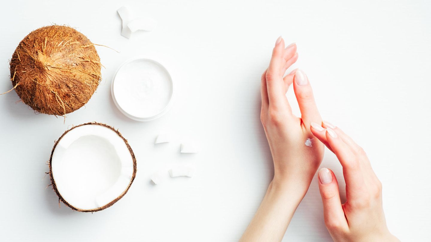 Trockene Hände mit Kokosöl einreiben Trockene Hände mit Kokosöl einreiben
