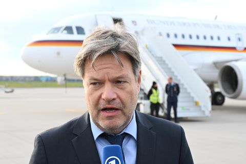 Robert Habeck spricht auf dem militärischen Teil des Flughafens "Willy Brandt" vor seinem Abflug nach London mit Journalisten