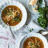 Servierte Pastina-Suppe