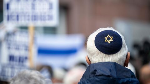 Ein Teilnehmer einer Pro-Israel-Kundgebung trägt eine Kippa mit Davidsstern vor der Paulskirche in Frankfurt