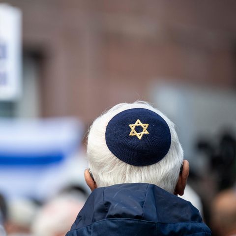 Ein Teilnehmer einer Pro-Israel-Kundgebung trägt eine Kippa mit Davidsstern vor der Paulskirche in Frankfurt