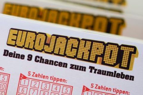 Lottoscheine mit der Aufschrift "Euro Jackpot" liegen in einer Lotto-Annahmestelle