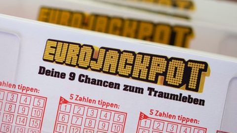 Lottoscheine mit der Aufschrift "Euro Jackpot" liegen in einer Lotto-Annahmestelle