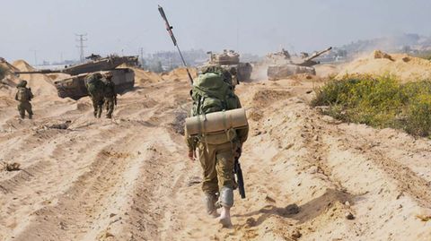 Noch meiden die israelischen Streitkräfte das städtische Gebiet, sie versuchen den Gazastreifen entlang einer Zone von Feldern aufzuspalten.