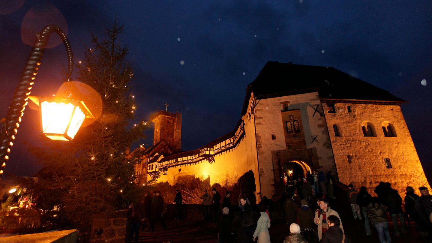 Historischer Weihnachtsmarkt auf der Wartburg  73 Kilometer, Fahrtzeit eine Stunde von Erfurt  Lust auf einen Weihnachtsmarkt an einem Ort, wie er weihnachtlicher kaum sein könnte? Dann hinauf auf die Wartburg bei Eisenach an den Adventswochenenden. Die Wartburg ist nicht irgendeine unter den vielen Burgen Deutschlands, sie gehört als einstige Wirkstätte Martin Luthers zum Unesco Weltkulturerbe. Im Innenhof der historischen Mauern zeigen zu Glühwein und Speisen Spielmänner, Gaukler und Puppenspieler ihr Können. Im großen Festsaal wird stimmungsvolle Adventsmusik gespielt. Sollte es schneien, dann bietet der Südturm einen unvergleichlichen Panoramablick über den Thüringer Wald. Einen Haken hat dieser besondere Weihnachtmarkt allerdings: Er ist außerordentlich beliebt und der nahe gelegene Parkplatz schnell voll. Am besten im Mariental/Drachenschlucht parken und dann mit dem Bus oder zu Fuß zur Burg. Am Tor der Burg wird ein Wegzoll erhoben. Die Tickets lassen sich auch Online ordern. Für den "Zoll" gibt es den Eintritt in die Burg, den Festsaal und eine Führung. 