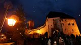 Historischer Weihnachtsmarkt auf der Wartburg  73 Kilometer, Fahrtzeit eine Stunde von Erfurt  Lust auf einen Weihnachtsmarkt an einem Ort, wie er weihnachtlicher kaum sein könnte? Dann hinauf auf die Wartburg bei Eisenach an den Adventswochenenden. Die Wartburg ist nicht irgendeine unter den vielen Burgen Deutschlands, sie gehört als einstige Wirkstätte Martin Luthers zum Unesco Weltkulturerbe. Im Innenhof der historischen Mauern zeigen zu Glühwein und Speisen Spielmänner, Gaukler und Puppenspieler ihr Können. Im großen Festsaal wird stimmungsvolle Adventsmusik gespielt. Sollte es schneien, dann bietet der Südturm einen unvergleichlichen Panoramablick über den Thüringer Wald. Einen Haken hat dieser besondere Weihnachtmarkt allerdings: Er ist außerordentlich beliebt und der nahe gelegene Parkplatz schnell voll. Am besten im Mariental/Drachenschlucht parken und dann mit dem Bus oder zu Fuß zur Burg. Am Tor der Burg wird ein Wegzoll erhoben. Die Tickets für die drei Wochenenden vom 2. bis zum 18. Dezember lassen sich auch Online ordern. Für den "Zoll" gibt es den Eintritt in die Burg, den Festsaal und eine Führung. 