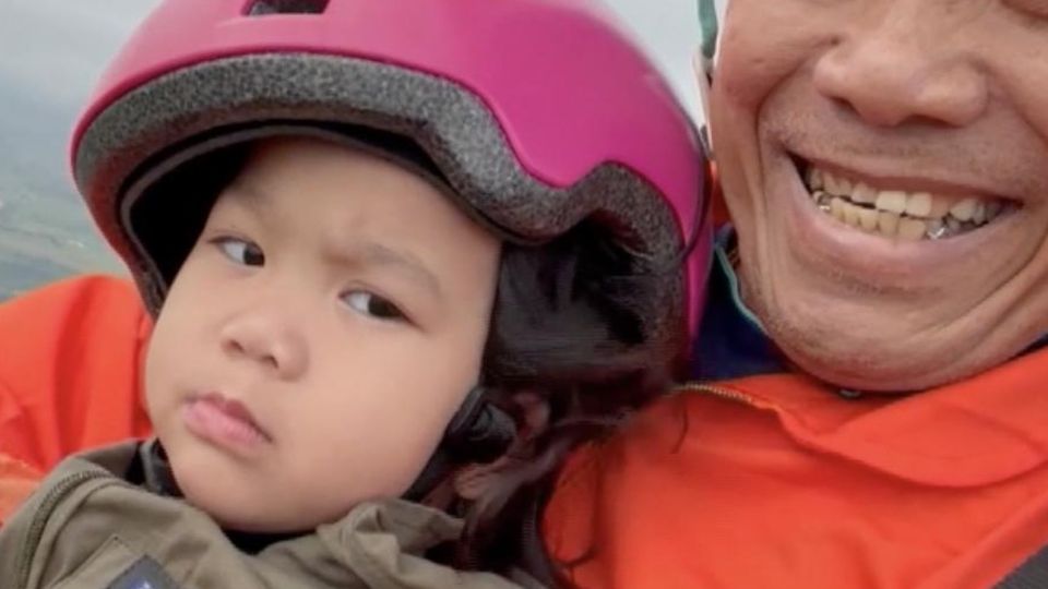 Trotz Paragliding-Abenteuer: Dieses Kleinkind langweilt sich zu Tode Trotz Paragliding-Abenteuer: Dieses Kleinkind langweilt sich zu Tode