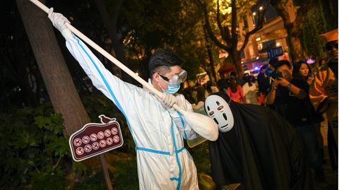 Teilnehmer der Halloween-Parade, verkleidet als Covid-Schutzarbeiter