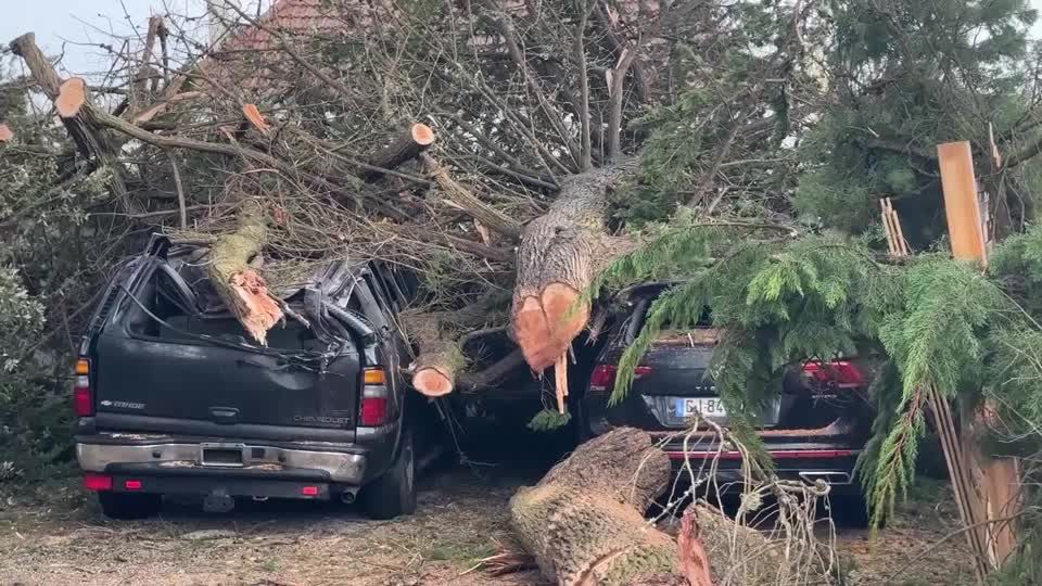 Video: Orkantief sorgt in Frankreich für Verwüstungen Video: Orkantief sorgt in Frankreich für Verwüstungen