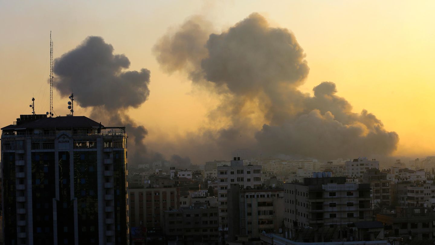 Gaza-Stadt: Rauch steigt nach israelischen Luftangriffen im Gazastreifen auf