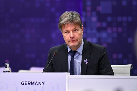 Robert Habeck sitzt an einem Pult