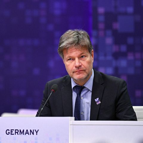 Robert Habeck sitzt an einem Pult