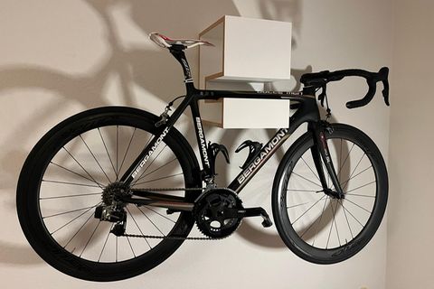 Rennrad hängt in einem speziellen Regal an der W