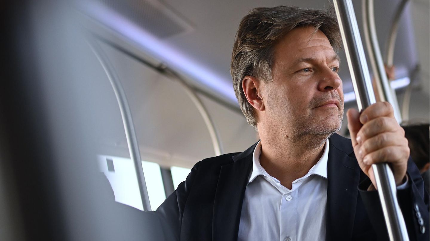 Robert Habeck hält sich in einem Bus in der Türkei an einer Stange fest