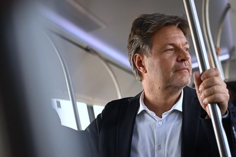 Robert Habeck hält sich in einem Bus in der Türkei an einer Stange fest