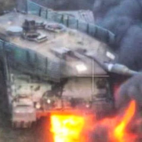Die Besatzung konnte sich retten, doch der Panzer brennt aus.